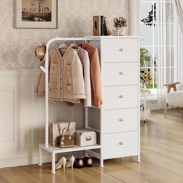 Platzsparende weisse Stoffkommode mit fuenf Schubladen und umkehrbarem Kleideraufhaenger, multifunktionaler Schrank fuer Kinder- und Schlafzimmer